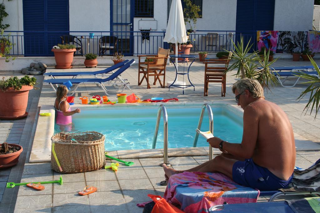 Helios Hotel Agia Marina  Dış mekan fotoğraf